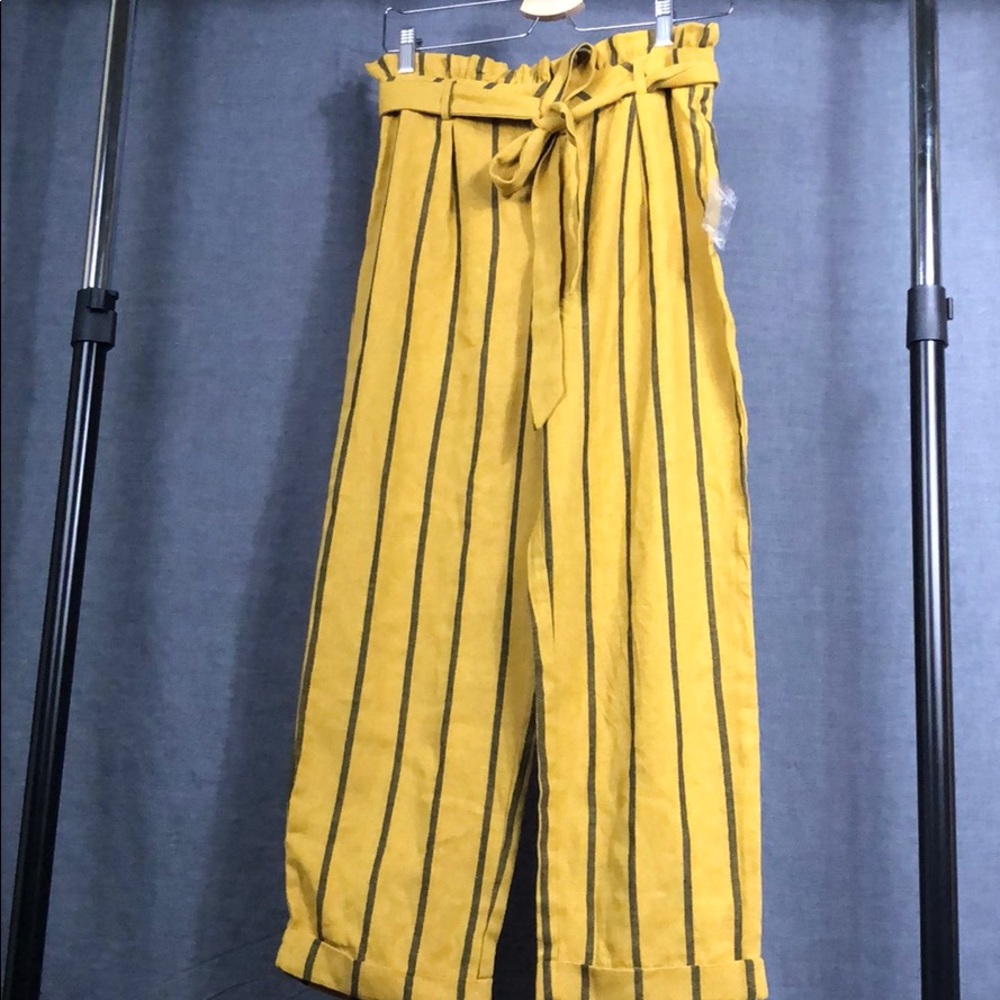 Cropped yellow striped pants
